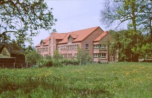 Rathaus, davor Wiese