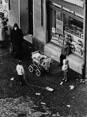 Straßenszene (Blick aus der Wohnung des Fotografen)