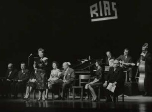 Die Insulaner: Ewald Wenck, Ivo Veit, Agnes Windeck, Edith Schollwer, Tatjana Sais, Bruno Fritz, Ilse Trautschold, Jo Furtner. Am Flügel: Olaf Bienert
