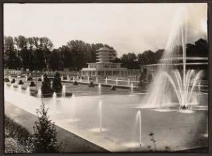 Fotoalbum: Deutsche Gartenbau- und Schlesische Gewerbe-Ausstellung (GUGALI), Liegnitz: Fontäne der Springbrunnen- und Wasseranlage vor Weinrestaurant, Rosenhof und Bergerhalle