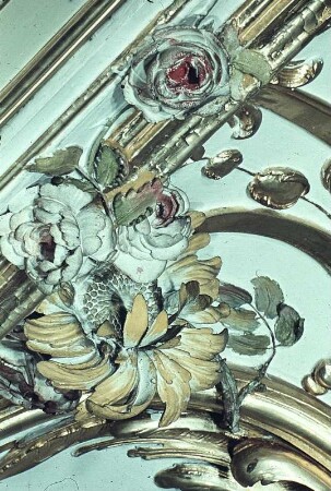 Deckendekoration aus verschiedenen Blumen und Rocaillen