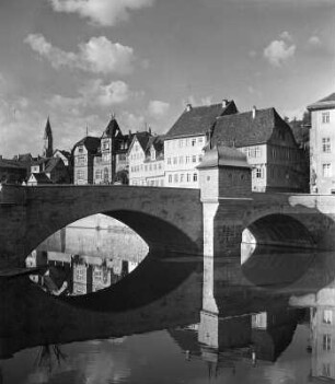 Schwäbisch Hall. Stadtteilansicht mit Henkersbrücke (1502) über die Kocher