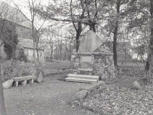 Denkmal für die Gefallenen des 1. Weltkrieges : Denkmal für die Gefallenen des 1. Weltkrieges. Granit (nach 1918). Massen (Kreis Finsterwalde), an der Dorfkirche