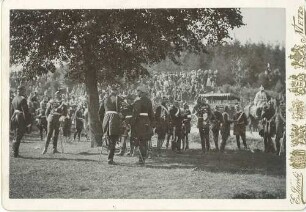 Kaisermanöver bei Oynhausen 1898: im Vordergrund Offiziere gruppenweise unter einem Baum stehend, rechts Kaiser Wilhelm II, König von Preußen im Gespräch mit zwei Offizieren, dahinter Kutsche, im Hintergrund Zuschauer vor Wald