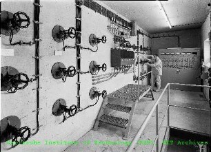 Schaltwarte im Behältergebäude des Forschungsreaktors 2 (FR 2)