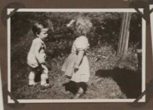Christiane Zimmers Sohn Christoph mit einem blonden Mädchen auf einer Wiese in Aussee