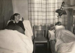 Dresden-Löbtau. Poliklinik, Patientenzimmer. Patientinnen während physikalischer Behandlungen