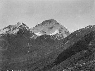 Gipfel : Blick über einen Berghang auf schneebedeckte Gipfel im Tian Shan Hochgebirge