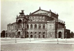 Dresden. Hoftheater (Semperoper) : Dresden-Altstadt, Theaterplatz. Hoftheater (1871-1878; G. Semper, M. Semper). Fotografie wohl von Freimund Edlich, Dresden, um 1885. Albuminabzug ohne Trägerkarton, unbezeichnet; 9,8 x 13,9 cm