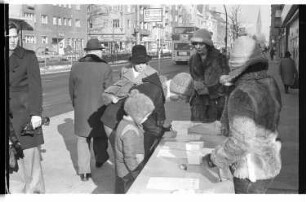Kleinbildnegative: Unterschriftenaktion für Schulpolitik, „Kleine Kinder – Kleine Klassen“, 1978