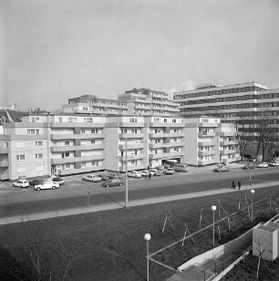 Bau von 125 Eigentumswohnungen auf dem Gelände der ehemaligen Gaststätte "Zum Felseneck" längs der Kriegsstraße und Gartenstraße durch die Baugemeinschaft Gutmann/Häberle/Mura