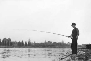 Angler am Neustädter Elbufer vor Ruinenpanorama der Dresdner Altstadt