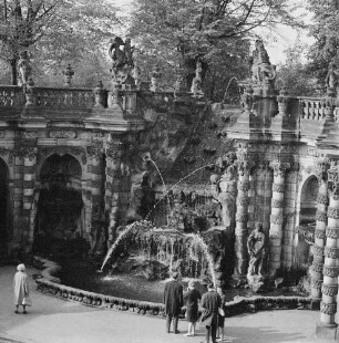 Dresden-Altstadt. Zwinger (1709-1728; M. D. Pöppelmann, B. Permoser). Nymphenbad. Kaskade
