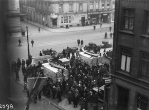 Rückkehr nach Hamburg : Menschenmenge um die Fahrzeuge der Expedition bei der Rückkehr nach Hamburg.