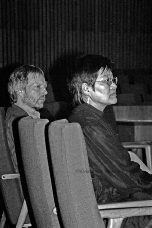 3. Stormarner Kulturforum: Podiumsdiskussion im Kreistagssitzungssaal am 22. Mai 1996: Podium, dahinter Plakate von Kunstausstellungen im Kreis Stormarn: Publikum
