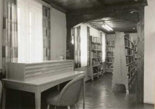 Altenberg. Stadtbibliothek. Ansicht mit Katalogtisch und Bücherregalen