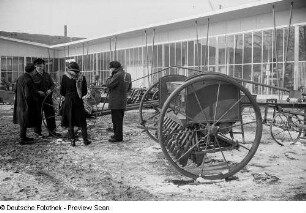 Messebesucher vor landwirtschaftlichen Geräten auf dem Ausstellungsgelände der Technischen Messe