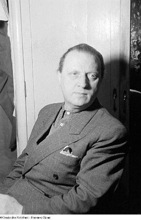 Porträtaufnahmen des Komponisten und Pianisten Theo Mackeben