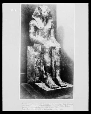 Sitzfigur des Königs Thutmosis III.