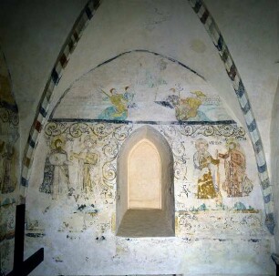 Wandbild: Die Apostel Thomas, Bartholomäus, Matthäus und Judas Taddäus — Bogenfeld: Auferstehung Christi