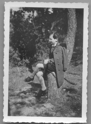 Ramon-Joachim Gerhardt während eines Waldspazierganges, auf einem Baumstumpf sitzend