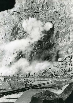 Rambach. Sprengung im Steinbruch. Hier wird Basalt abgebaut