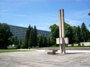 Hoyerswerda: Neustadt, Wohnkomplex Dietrich-Bonhoeffer-Straße mit Ehrenhain
