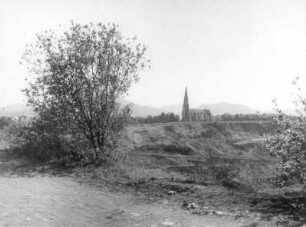 Olbersdorf. Braunkohlenwerk "Glückauf". Tagebaurestloch (Teilansicht) gegen Dorfkirche