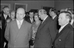 Unter den Gästen der Ausstellungseröffnung Otto Nagel, Lotte und Walter Ulbricht, Otto Grotewohl mit Gattin