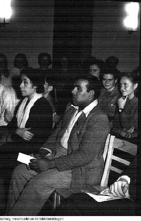 Dresden. "Australier in Dresden" Waldarbeiter Roy Pecaham und Architekt John Walker auf offiziellen Veranstaltungen, November 1951