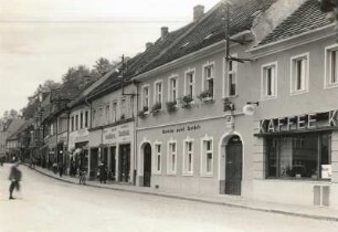 Bad Muskau, Markt : Bad Muskau, Am Markt, Wohn- und Geschäftshäuser mit Apotheke, Markthalle und Geschäften