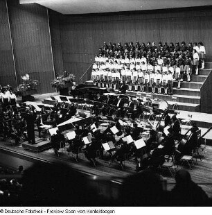 Neuer Chor Dresden unter Chorleiter Manfred Winter. Konzert anläßlich des 20jährigen Jubiläums mit der Jenaer Philharmonie im Kulturpalast Dresden (Moderatorin Traute Richter)