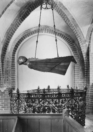 Güstrower Ehrenmal : Güstrower Ehrenmal. Bronze; L. 217 cm (1927; E. Barlach, H. Noack). Güstrow, Dom