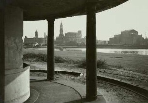 Dresden, Blick vom Neustädter Elbufer vom Glockenspielpavillon am Japanischen Palais nach Südosten auf die Altstadt mit Ständehaus, Hofkirche und Oper