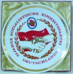 Kassette mit Wandteller der SED Erfurt zum 25jährigen Jubiläum der SED