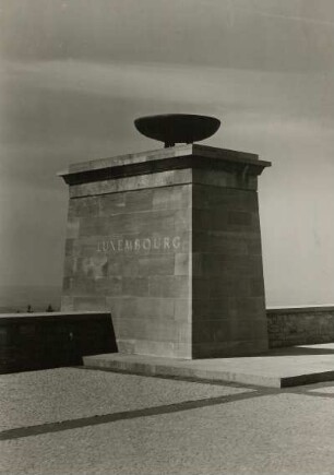 Weimar. Nationale Gedenkstätte Buchenwald auf dem Ettersberg. Straße der Nationen. Pylon mit Flammenschale "Luxemburg"