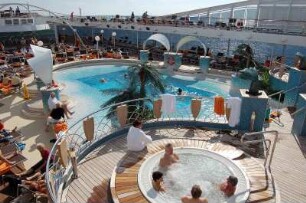 Kreuzfahrtschiff "Musica" : Promenadendeck des italienischen Kreuzfahrtschiffes "Musica" mit Swimming-und Whirlpools, aufgenommen 2006