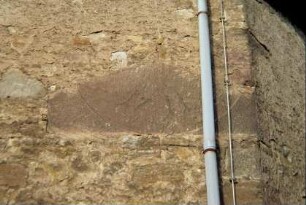 Kreissegment mit Jahreszahl 1711 in der Kirchenaußenwand