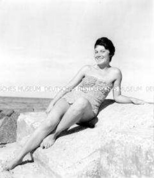 Urlauberin am Strand von Zingst