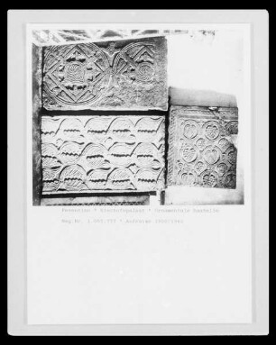 Fragmente ornamental verzierter Reliefplatten
