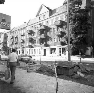 Berlin-Schöneweide, Schnellerstraße 105/106. Wohnhäuser mit Läden (nach 1995 saniert). Straßenansicht von Südosten