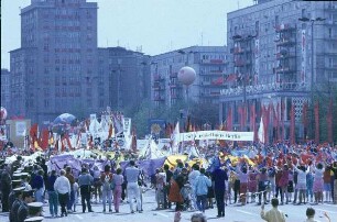 Berlin-Mitte, Karl-Marx-Allee. Teilnehmer der Demonstration zum Ersten Mai. Ansicht mit Transparent vom Schauspielhaus Berlin