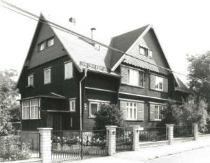Dresden-Naußlitz, Alfred-Thiele-Straße 19/21. Doppelwohnhaus (um 1925) einer Holzhaussiedlung (Baugenossenschaft)