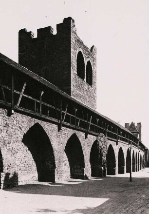 Worms. Alte Stadtmauer mit gedecktem Wehrgang und Pulvertürmen. Hier der Mauerabschnitt der Ostseite des inneren Mauerrings