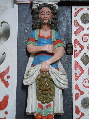 Aakirkeby - Kanzelfigur : Frivole Männerfigur an der Kanzel in der Aa kirke, aufgenommen am 30. Juli 2010 in Aakirkeby auf der dänischen Ostseeinsel Bornholm