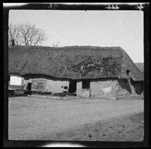 [Bailleul-Sir-Berthoult (Dep. Pas-de-Calais, Frankreich):] landwirtschaftliches Gebäude mit Strohdach