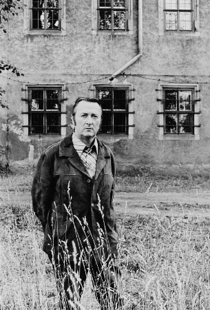 Der Schriftsteller Hanns Cibulka vor Schloß Friedenstein