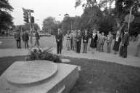 Besuch von Ministerpräsident Lothar Späth in Karlsruhe. Kranzniederlegung am Mahnmal für den ermordeten Generalbundesanwalt Siegfried Buback und seine Begleiter Wolfgang Göbel und Georg Wurster