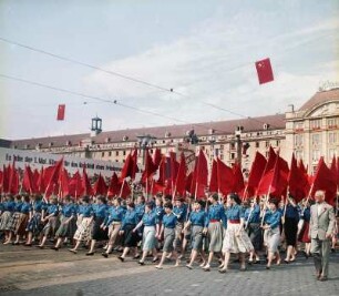 Dresden. Demonstration zum 1. Mai entlang der Ernst-Thälmann-Straße, Tribüne auf dem Altmarkt