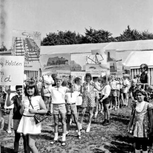Kindervogelschießen: Festwiese: Festumzug: Klasse 4b mit Transparenten "Schleswig-Holstein im Bild": dahinter Festzelt